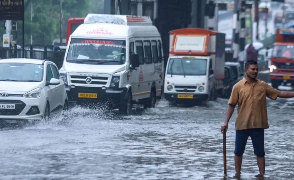 मुंबई में मानसून का कहर! सड़कों पर भरा पानी, अंधेरी सबवे बंद, ट्रैफिक व्यवस्था चरमराई