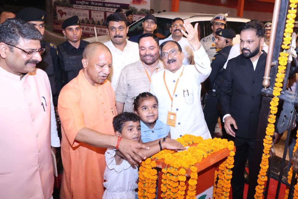 मुरादाबाद में CM योगी का अनोखा अंदाज, दो अनजान बच्चियों के हाथों कराया 'श्री राम वाटिका' का लोक