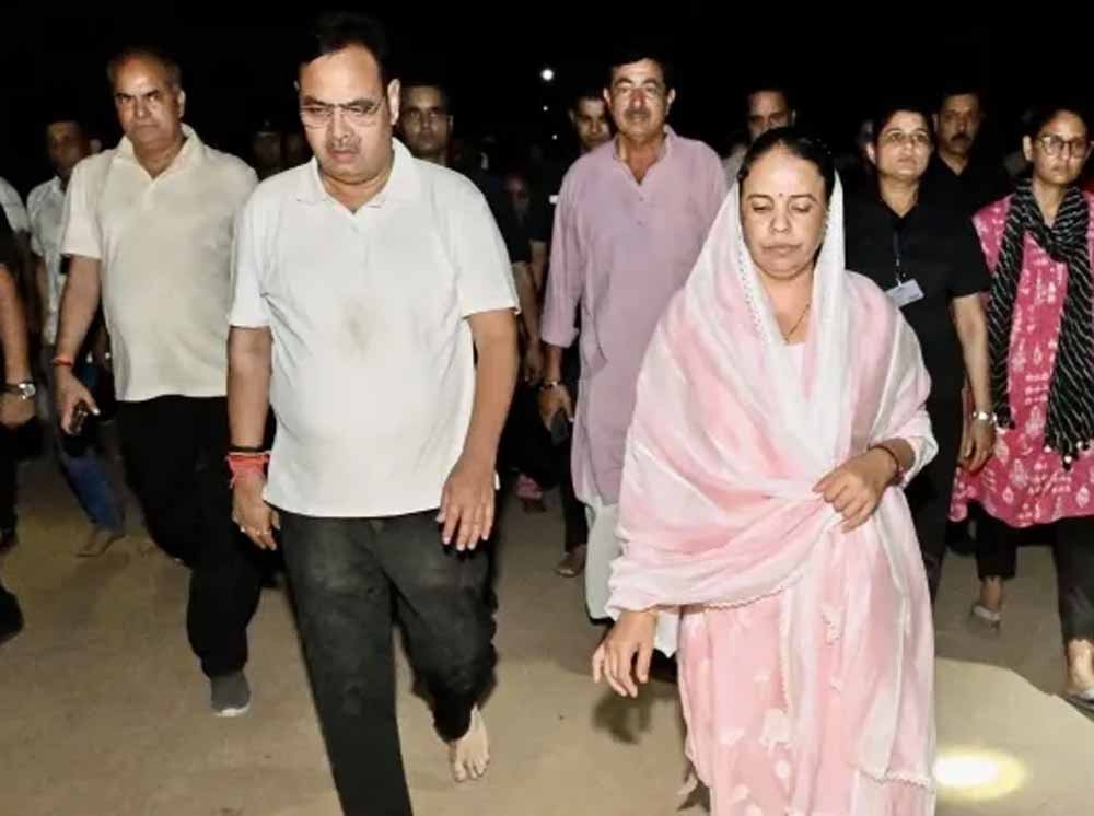 'राधे-राधे' के जयकारों के बीच CM भजनलाल ने पूरी की गिरिराज परिक्रमा