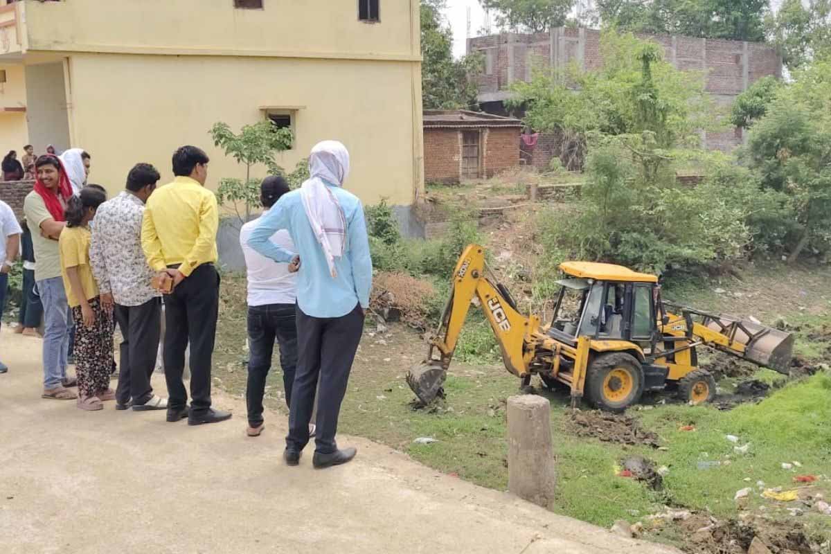 ‘आपन सरस्वतिया’ अभियान: ड्रोन और श्रमदान से नदी को पुराना स्वरूप लौटाने की कोशिश