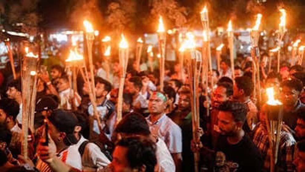 बांग्लादेश में अल्पसंख्यक अधिकारों को लेकर तनाव, हजारों लोगों ने निकाला मशाल जुलूस