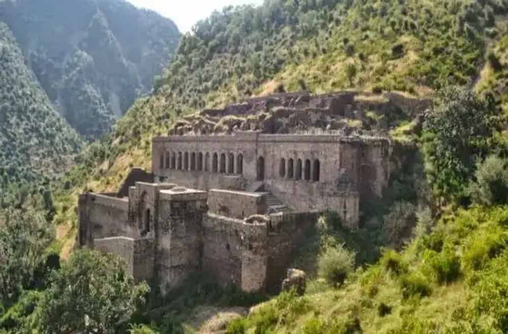 भानगढ़ किला का श्राप और इतिहास: जानें तांत्रिक और संत बालू नाथ की कथाएं