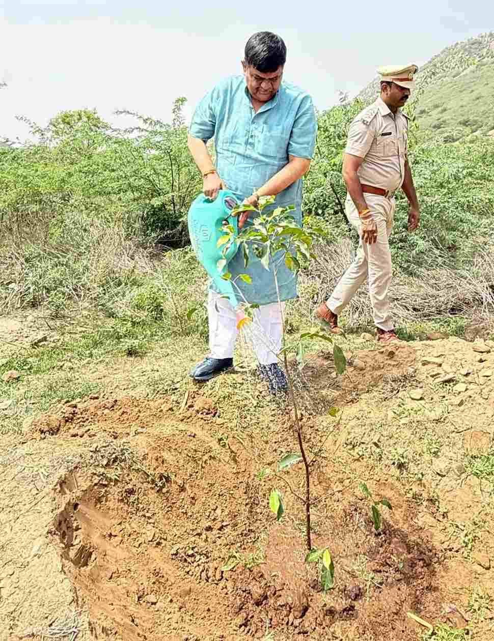 मानसून से पहले पूरे हों एनीकट और बांध निर्माण कार्य, अधिकारियों को निर्देश