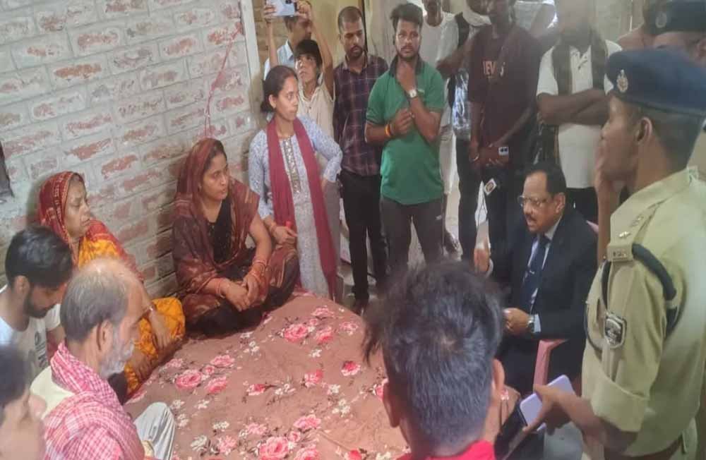 भरत तिवारी मामले में भावुक पल, आयोग अध्यक्ष ने मां को दिया न्याय का भरोसा