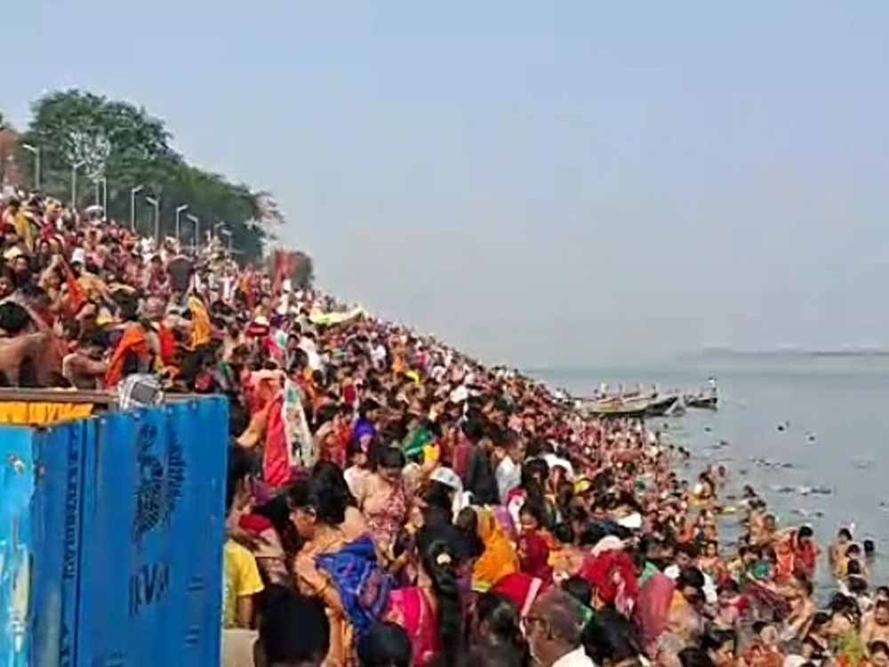 आर्द्रा स्नान पर बक्सर के घाटों पर जुटे 20 हजार श्रद्धालु, गंगा स्नान के लिए उमड़ी भीड़