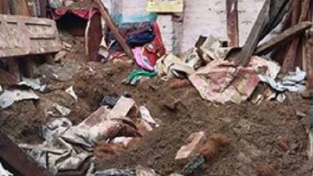 आधी रात घर की छत गिरी, गुरदासपुर में बेटे की सूझबूझ से 90 साल की मां की जान बची
