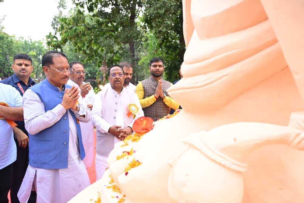 फॉरेस्ट रेस्ट हाउस "राम वाटिका" में स्थापित भगवान राम की प्रतिमा को नमन कर प्राप्त किया आशीर्वा
