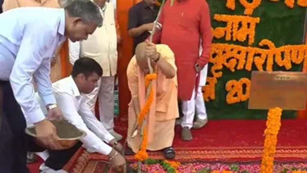 गोरखपुर से हरित अभियान की शुरुआत, योगी ने लगाए त्रिवेणी पौधे