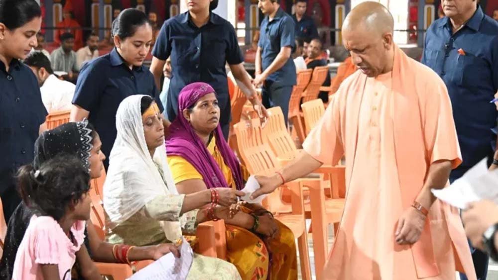 पैसों के अभाव में नहीं रुकेगा इलाज, योगी ने अधिकारियों को दिए सख्त निर्देश