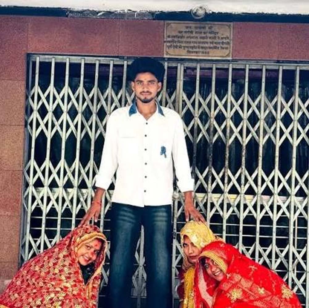 सोशल मीडिया पर वायरल हुई अनोखी शादी, तीन सगी बहनों और युवक को लेकर विवाद तेज