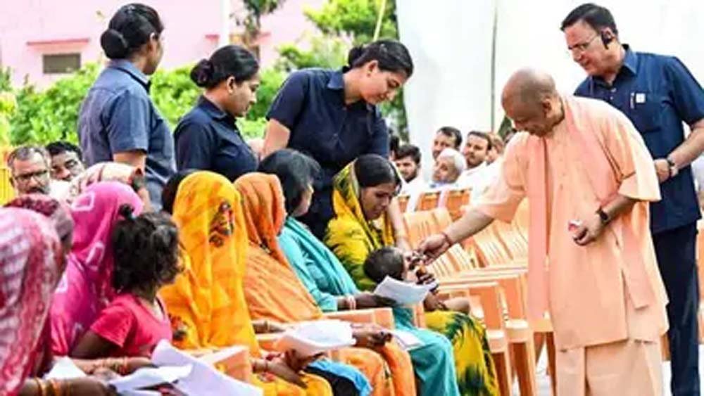 गोरखपुर में सीएम योगी ने सुनी फरियाद, अधिकारियों को दिए त्वरित कार्रवाई के निर्देश