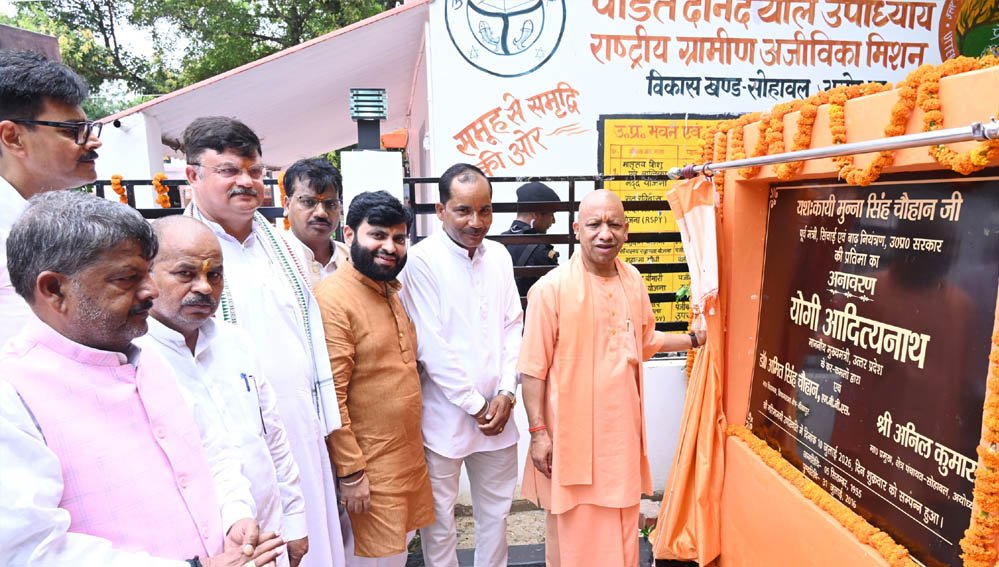 मुख्यमंत्री ने वीर-वीरांगनाओं के परिधानों में सजे बच्चों को दिया उपहार