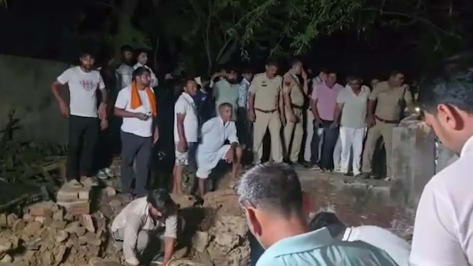 150 साल पुराने कुएं में बछड़ा गिरा, बचाव के दौरान तीन लोगों की मौत