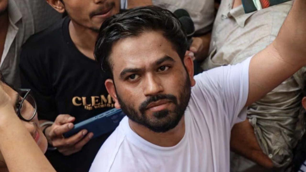 जंतर-मंतर पर अभिजीत दीपके पर स्याही हमला, एक महीने पहले जयपुर में पड़ा था थप्पड़