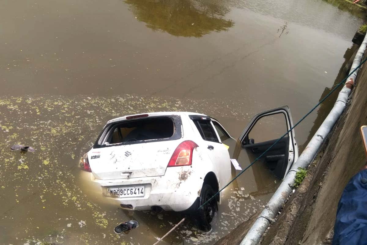 सगाई में जा रहे पांच लोगों की कार तालाब में गिरी, सभी की मौत