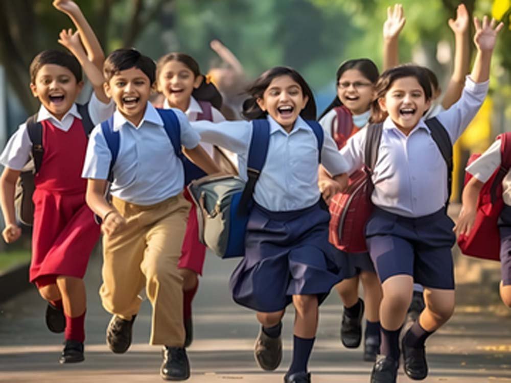 स्कूल यूनिफॉर्म में पारंपरिक टाई हटाने की सलाह, बच्चों की सुरक्षा पर जोर