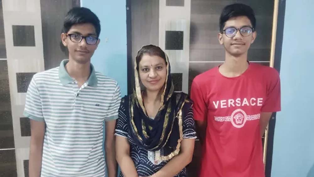 मासूम-मयंक की मेहनत रंग लाई, NEET में हासिल की शानदार रैंक