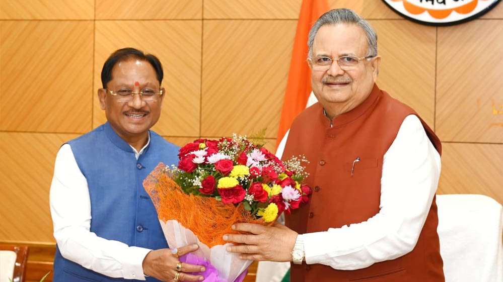 विधानसभा में शिष्टाचार भेंट: मुख्यमंत्री विष्णु देव साय ने डॉ. रमन सिंह को पुष्पगुच्छ भेंट कर द