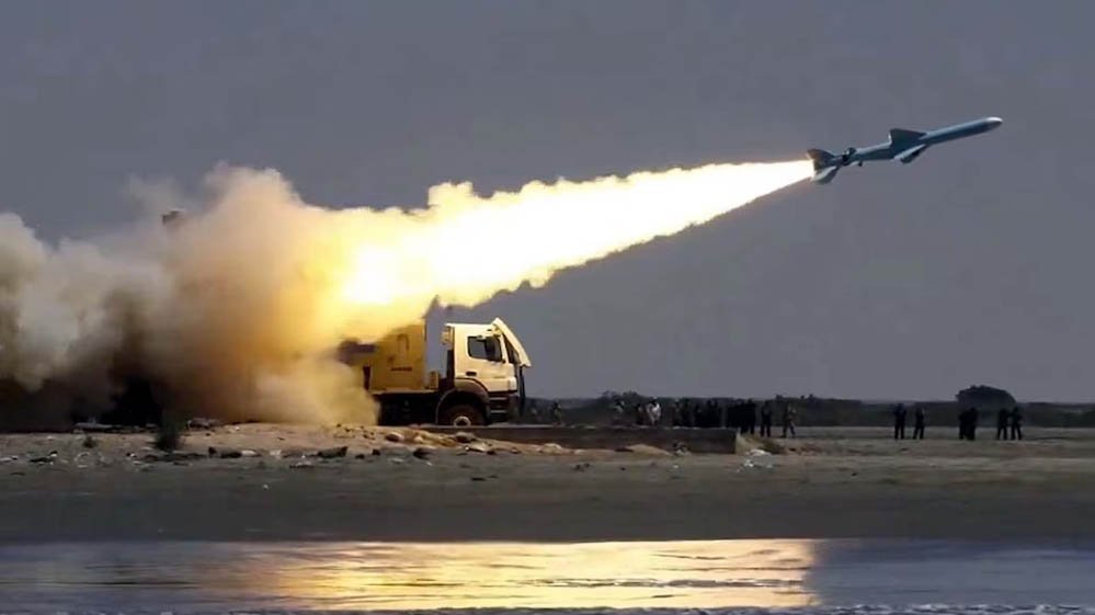 Iran Explosion: बंदर अब्बास और केश्म में धमाकों से मचा हड़कंप, तेल-गैस के दाम चढ़े, बाजार पर अस