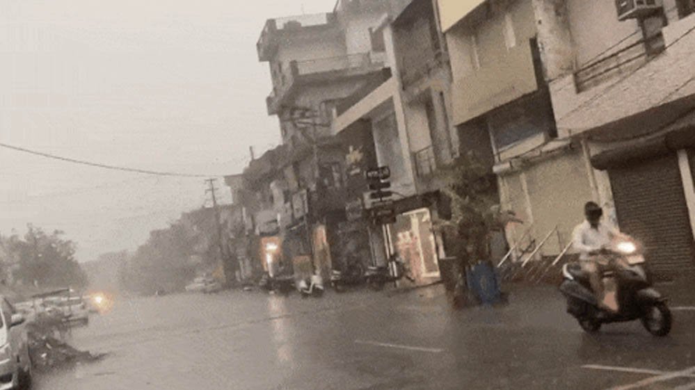 पंजाब में मौसम का बदला मिजाज: कहीं घने बादल, कहीं साफ आसमान, मोहाली-जालंधर में तेज बारिश से जनज