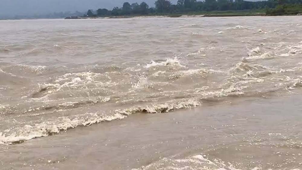 बारिश से उफनी कोसी, जलस्त्राव बढ़ने पर प्रशासन अलर्ट