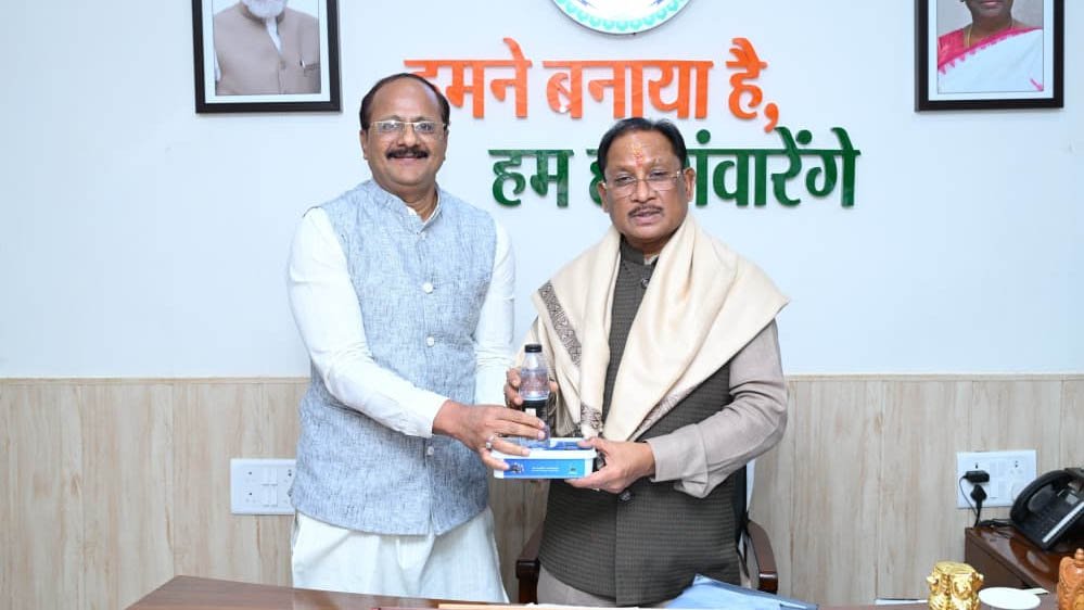 मुख्यमंत्री विष्णु देव साय से मिले हज कमेटी अध्यक्ष मिर्जा एजाज़ बेग, ज़मज़म और खजूर किए भेंट