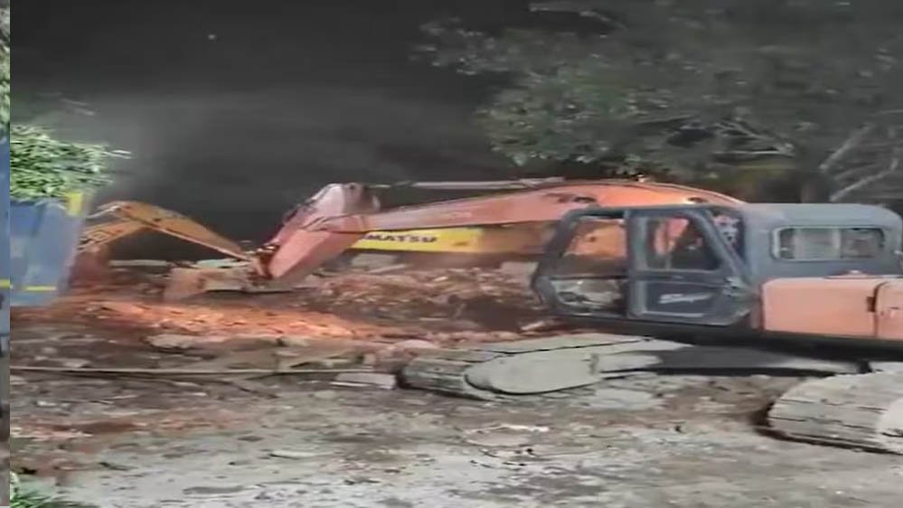 पीतमपुरा में चला बुलडोजर, मेन रोड पर बने अतिक्रमण के साथ मजार भी हटाई गई