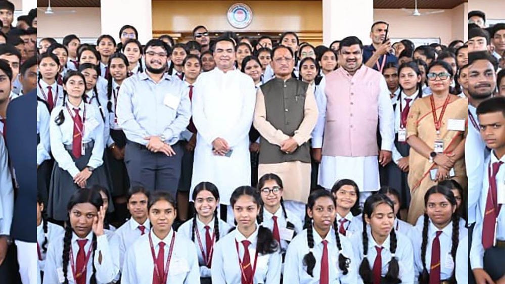 रायपुर विधानसभा में लोकतंत्र से रूबरू हुए छात्र, शकुंतला विद्यालय के विद्यार्थियों ने देखी सदन 