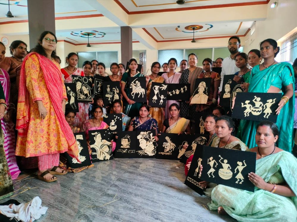 बलौदाबाजार में समूह की 40 महिलाओं को मिला धान और पैरा आर्ट का प्रशिक्षण