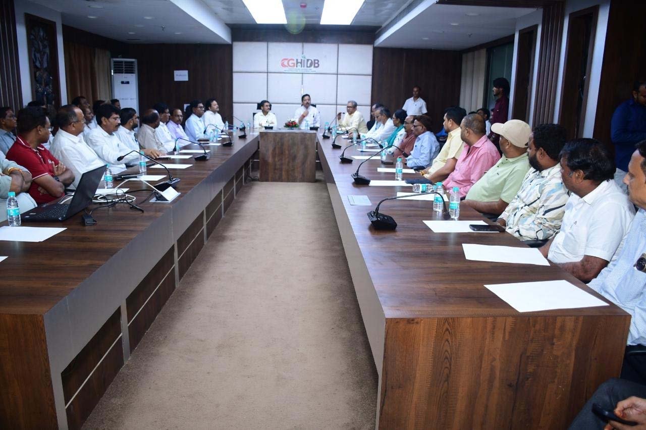 निर्माण कार्यों में तेजी लाने मंडल अध्यक्ष ने ठेकेदारों को दिए निर्देश