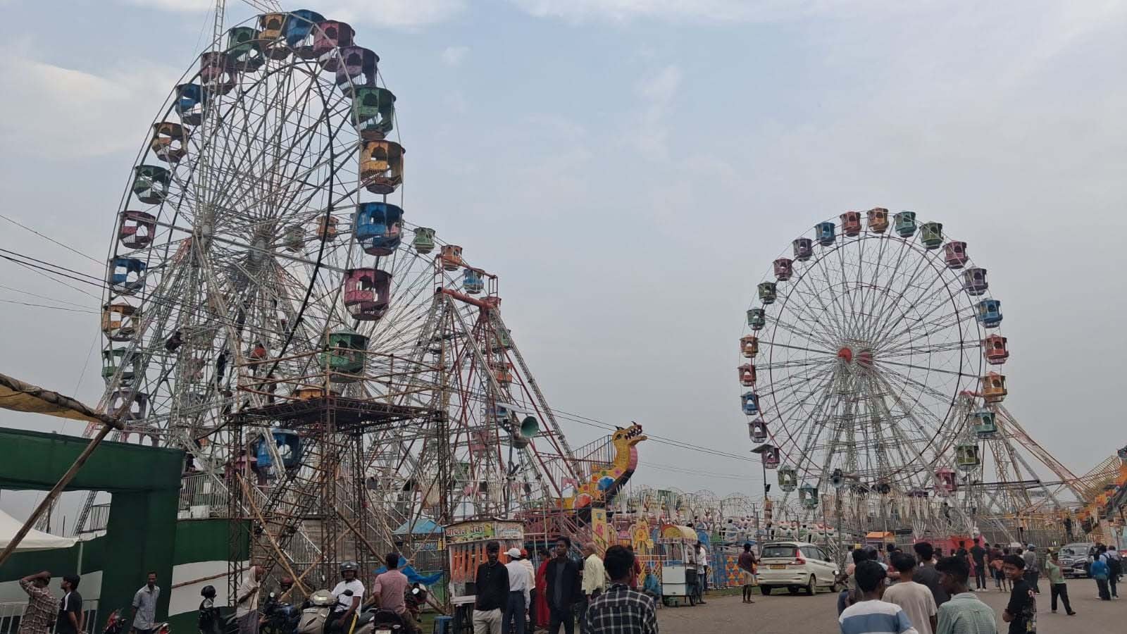 जगन्नाथ रथ मेले में उमड़ी भीड़, मांदर से लेकर महंगे तोते तक चर्चा में