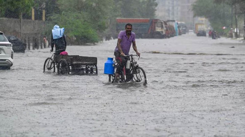 IMD Weather Alert: उत्तराखंड में रेड अलर्ट जारी, दिल्ली सहित 11 राज्यों में मूसलाधार बारिश के आ