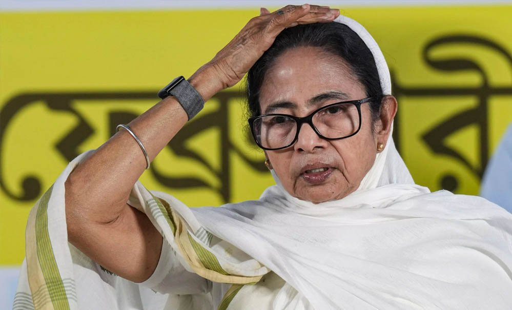TMC पर बड़ी कार्रवाई, पार्टी के 3 बैंक खाते फ्रीज, जेट और हेलीकॉप्टर खरीद केस में बढ़ी मुश्किले