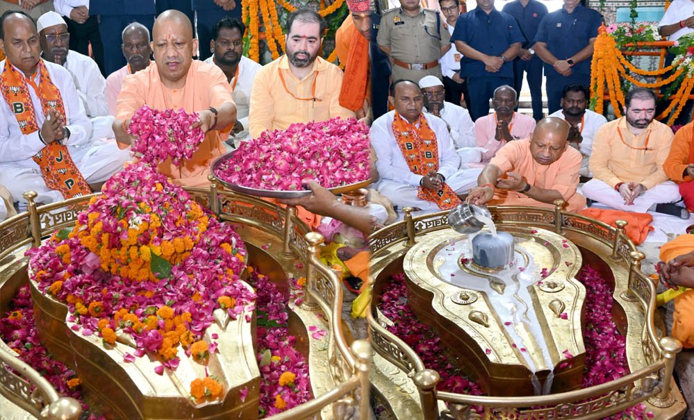 मुख्यमंत्री योगी आदित्यनाथ ने किया निर्माणाधीन कॉरिडोर का अवलोकन