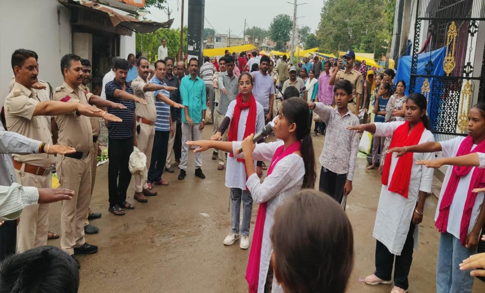 साप्ताहिक बाजार में गूंजा नशा मुक्ति का संदेश, पुलिस ने नुक्कड़ नाटक और रैली से किया जागरूक