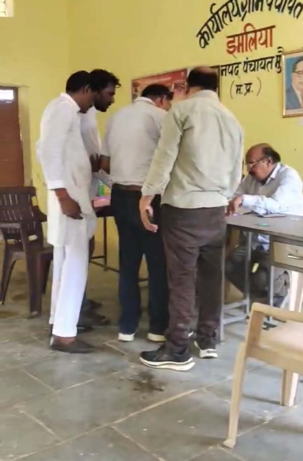 इमिलिया पंचायत जांच में शिकायतकर्ताओं को नहीं बुलाने पर ग्रामीणों ने जताई नाराजगी
