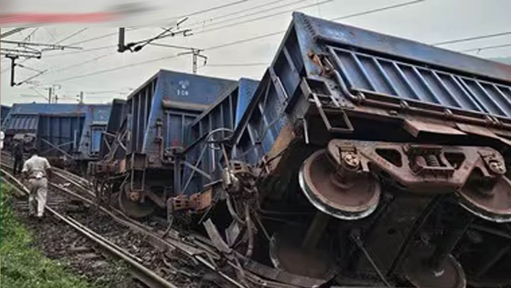 दिल्ली-गाजियाबाद रेल मार्ग बाधित, मालगाड़ी डिरेल होने से 53 ट्रेनों का संचालन प्रभावित