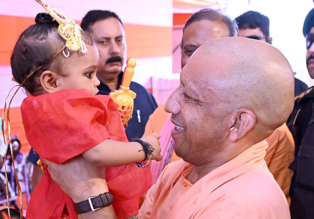 योगी सरकार की बड़ी उपलब्धि, 16 जिलों के सभी स्वास्थ्य संस्थानों में तीन महीने में हुए सुरक्षित 