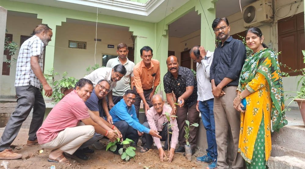 माधव महाविद्यालय ने डॉ. संजय कुमार पाण्डेय एवं दीपक बंसल का अभिनंदन किया