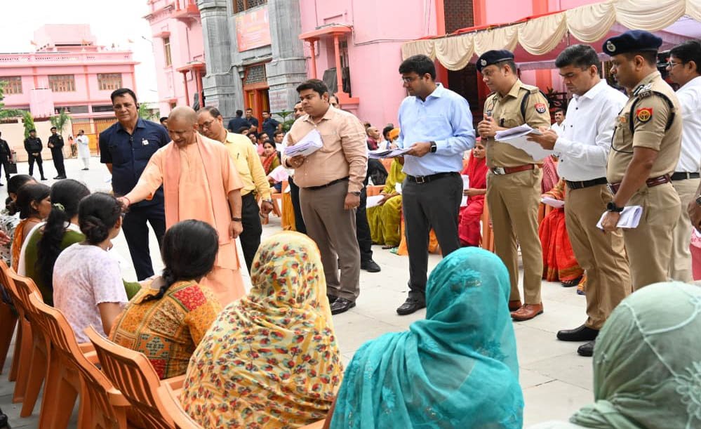 जनता दर्शन में सीएम योगी आदित्यनाथ ने सुनीं 200 लोगों की समस्याएं