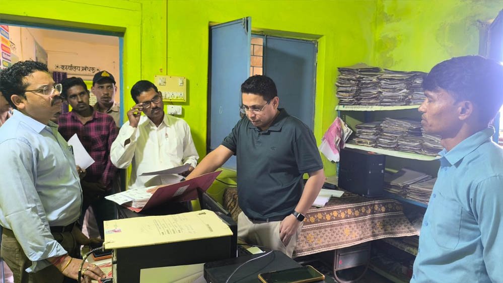 कलेक्टर ने धनगवां सहकारी समिति का किया निरीक्षण