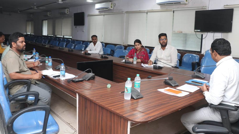 नगरीय निकायों में स्वच्छता पर विशेष ध्यान दें, कचरा फैलाने वालों पर लगायें जुर्माना - कलेक्टर