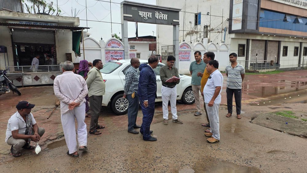 बारिश से पहले होनी थी तैयारी, तब क्रिकेट में व्यस्त थीं महापौर! अब व्यवस्थाएं संभालने सड़क पर उ