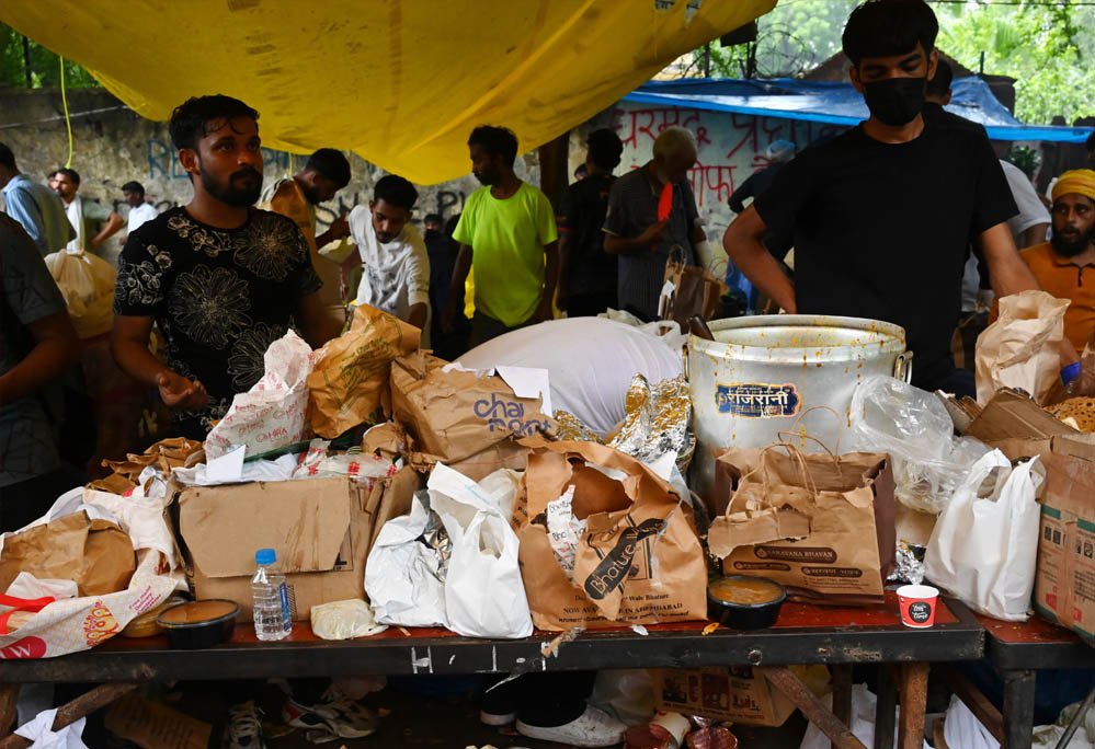 कूड़े में मिले फूड रैपर से खुला बड़ा सुराग, जंतर-मंतर तक पहुंची सप्लाई पर पुलिस की कार्रवाई