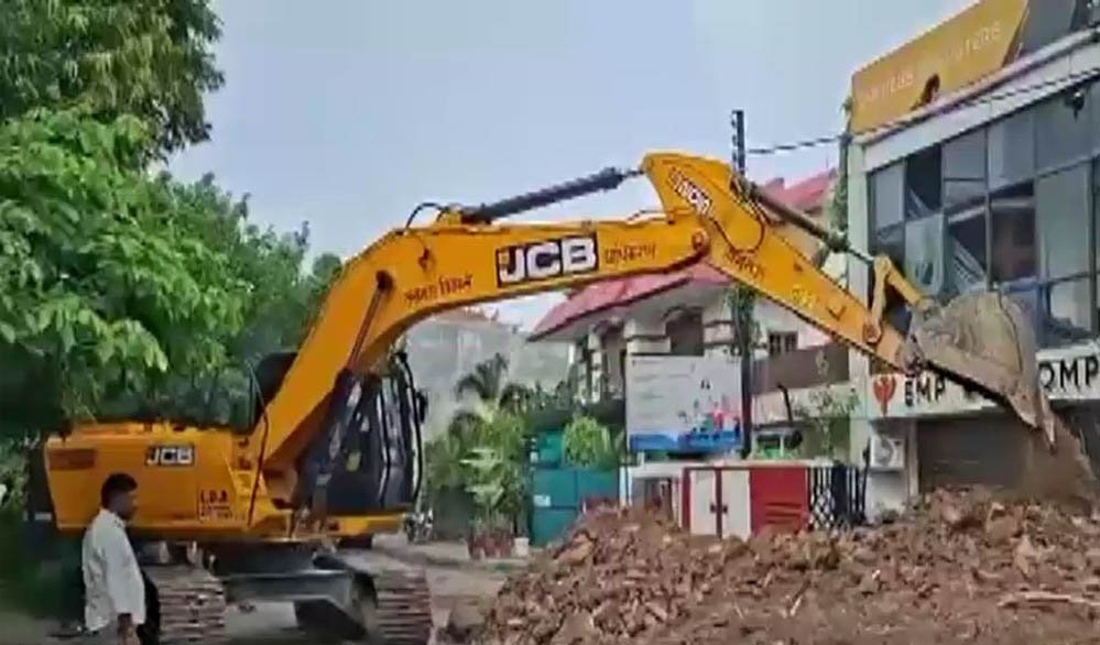 लखनऊ अग्निकांड: 15 लोगों की मौत के बाद LDA की सख्ती, नोटिस के 15 दिन बाद ध्वस्त हुई बिल्डिंग
