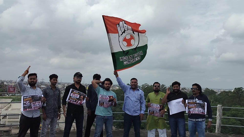 Bhopal Protest: पानी की टंकी पर चढ़े युवा कांग्रेस नेता, अमित शाह के इस्तीफे की मांग से मचा हंग