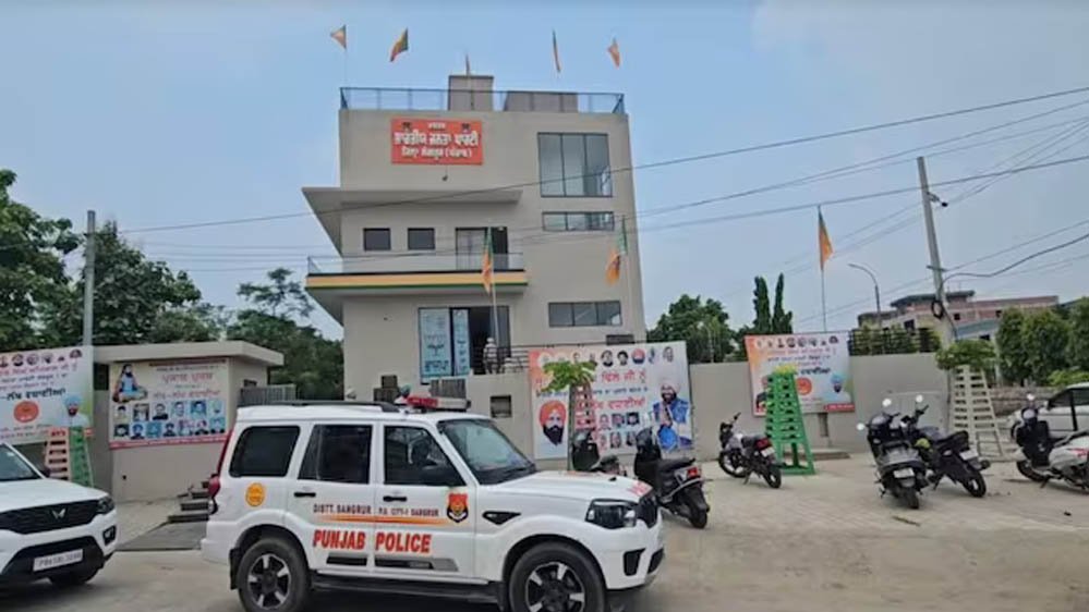 संगरूर में BJP कार्यालय बना निशाना! पेट्रोल बम हमले के बाद दफ्तर में लगी आग