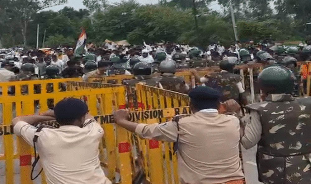 राजधानी में हाई अलर्ट! CM हाउस की सुरक्षा बढ़ी, हर रास्ते पर पुलिस तैनात; बैरिकेड तोड़ आगे बढ़े