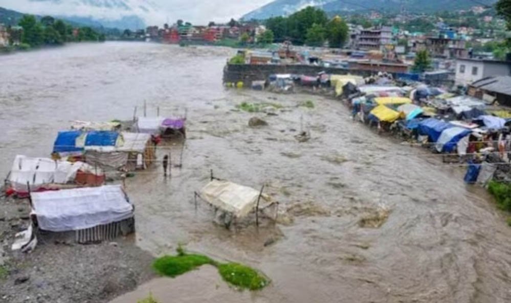 उत्तराखंड में बारिश बनी आफत, फ्लैश फ्लड की चेतावनी के बीच स्कूलों की छुट्टी; प्रशासन हाई अलर्ट 
