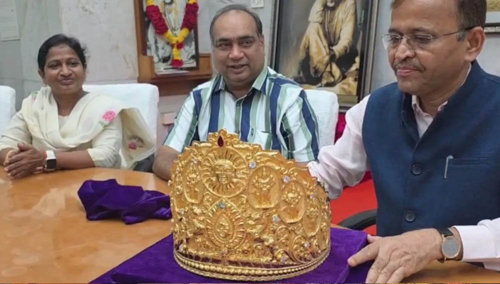 शिरडी में साईं बाबा को मिला 1 करोड़ का सोने का मुकुट, गुरु पूर्णिमा पर भक्त ने चढ़ाया खास तोहफा